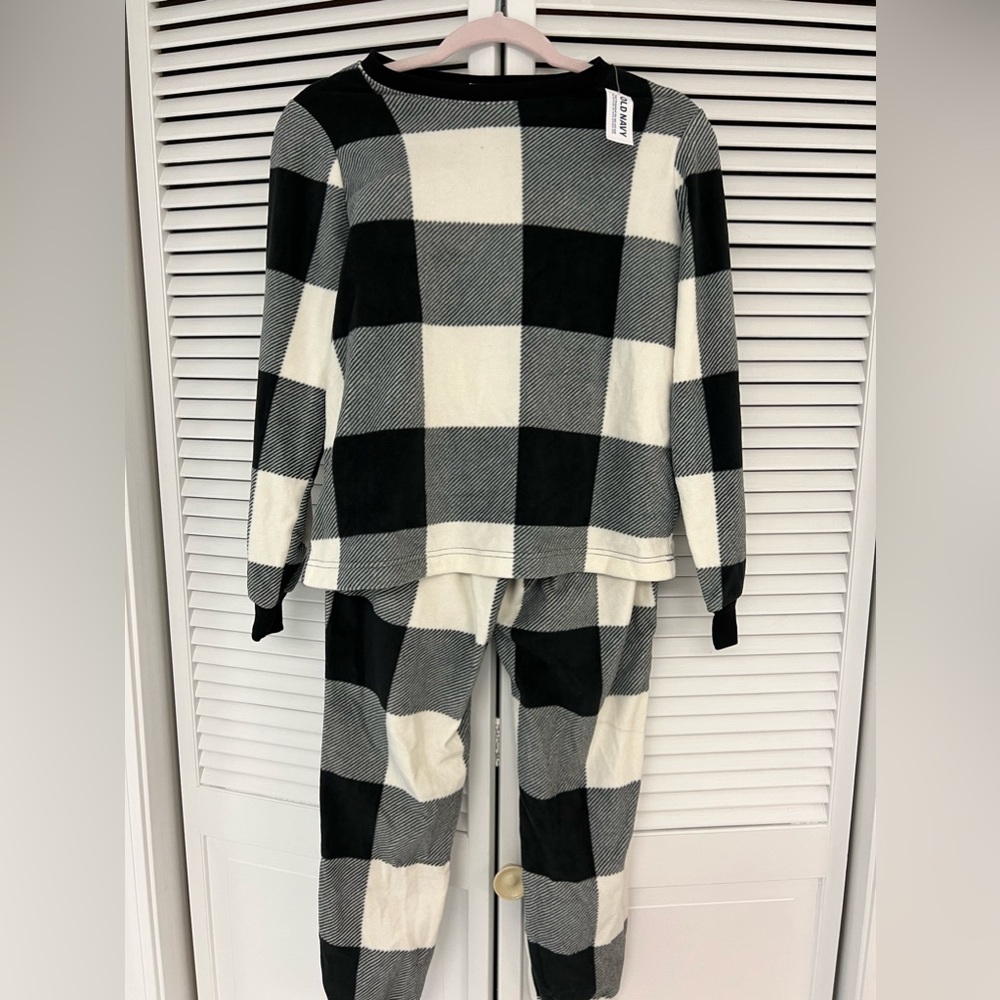 Old Navy white and black fuzzy pajama set size xs NWT